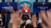 Sekrete de pres Lamezonblanch Karoline Leavitt pandan yon konferans nan Lamezonblanch, 25 Fevriye, 2025 nan Washington.