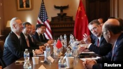 图为2019年1月30日，美国贸易代表罗伯特·莱特希泽（右2）和谈判桌对面的中国副总理刘鹤（左1）在白宫行政办公楼内的谈判中对话。