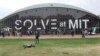 미국 매사추세츠공과대학교 크레지 강당(Kresge Auditorium)앞에서 솔브(Solve) 컨퍼런스가 열리고 있다. 