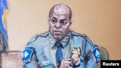 منی ایپلس پولیس کے سربراہ میڈاریا اراڈونڈو کا کہنا تھا کہ جارج فلائیڈ کو حراست میں لینے کے بعد نو منٹ سے زائد تک ان کی گردن پر گھٹنا رکھ کر دبانے والے پولیس افسر ڈیرک شاوین نے محکمے کی پالیسی پر عمل نہیں کیا۔