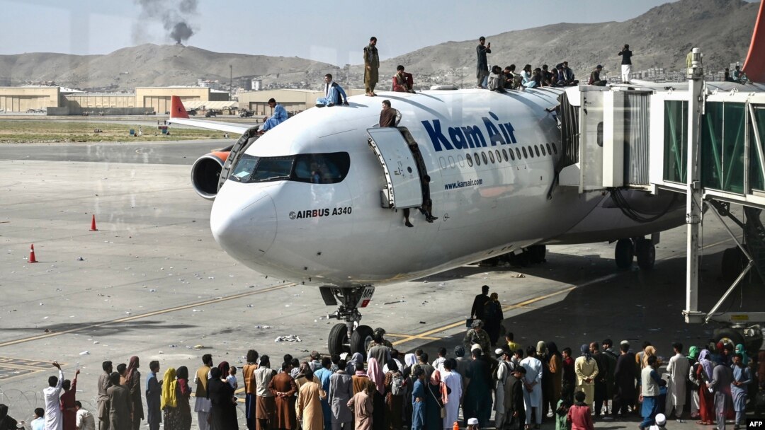 Tolibondan qo'rqib, Afg'onistonni tark etishga urinayotgan afg'onlar, avgust, 2021 