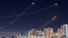 Sistem anti-rudal Iron Dome Israel mencegat roket yang diluncurkan dari Jalur Gaza. Israel mengatakan sistem pertahanan “Iron Dome”-nya berhasil menembak jatuh 99 persen dari 320 hulu ledak Iran. (Foto: Reuters)