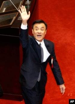 Taiwan's Democratic Progressive Party (DPP) Su Jia-chyuan waves to the media from the legislature floor in Taipei, Taiwan, Feb. 1, 2016.