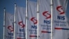 Zastave sa logom i sloganom Naftne inustrije Srbije ispred upravne zgrade te kompanije u Beogradu (OLIVER BUNIC / AFP)