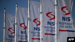 Zastave sa logom i sloganom Naftne inustrije Srbije ispred upravne zgrade te kompanije u Beogradu (OLIVER BUNIC / AFP)