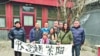 民众2017年前往赵紫阳的旧居祭拜（苹果日报图片）