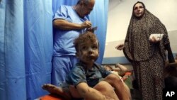 Ranjeni palestinski dečak u bolnici al-Šifa, 26. oktobra 2023. (Foto: AP/Abed Khaled)