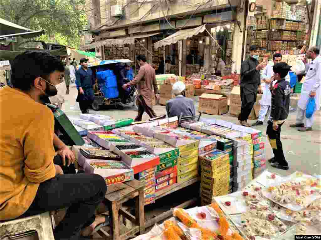 اندرون لاہور کے 12 دروازوں کے مرکز 'چوک پانی والا تالاب' میں چوڑیوں کا ایک بڑا بازار ہے۔