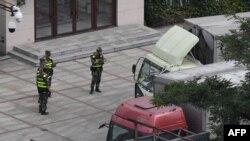 중국 단둥 세관에서 공안들이 북한에서 돌아오는 화물차를 검사하고 있다. (자료사진)