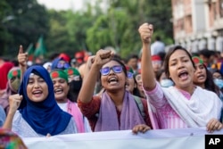 ڈھاکہ میں اسٹوڈنٹس ایک مظاہرے کے دوران سابق وزیر اعظم شیخ حسینہ کے خلاف مقدمے کا مطالبہ کرتے ہوئے ،فوٹو اے پی 13 اگست 2024