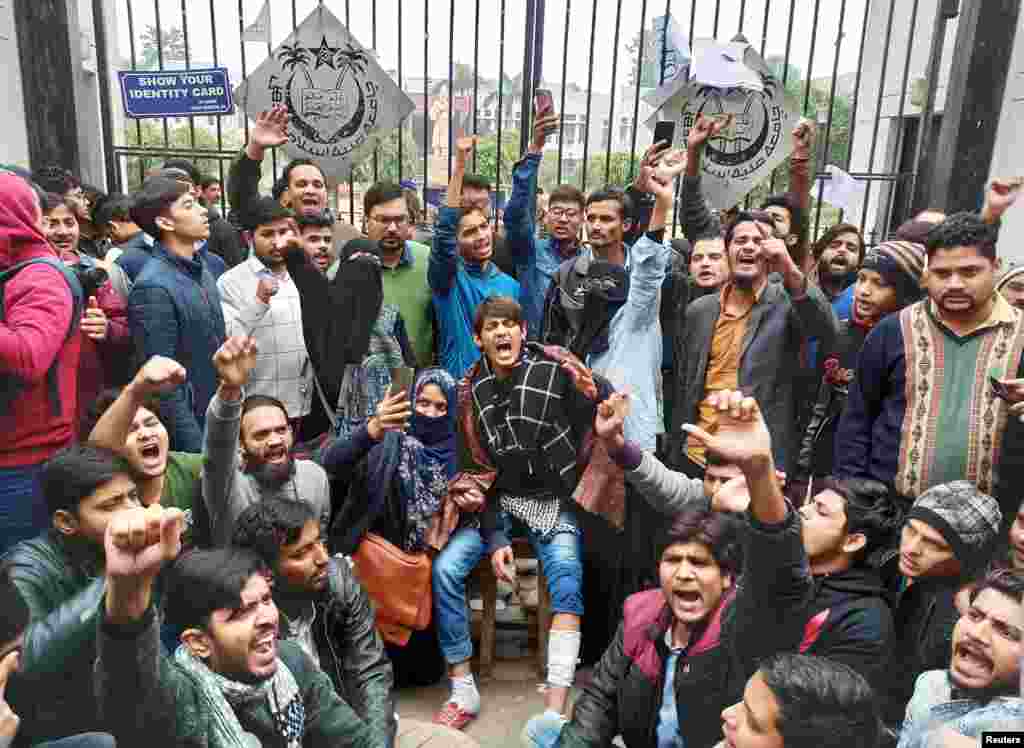 دارالحکومت دہلی کی جامعہ ملیہ اسلامیہ میں بڑے پیمانے پر طلبہ نے احتجاج کیا۔ اتوار کو کیمپس میں پولیس کے داخلے اور طلبہ پر لاٹھی چارج کے واقعے کے خلاف پیر کو بھی طلبہ نے احتجاج کیا اور حکومت مخالف نعرے لگائے۔ 