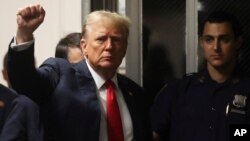 Donald Tramp ispred sudnice gde se iznose završne reči, 28. maj 2024 (Spencer Platt/Pool/AP)
