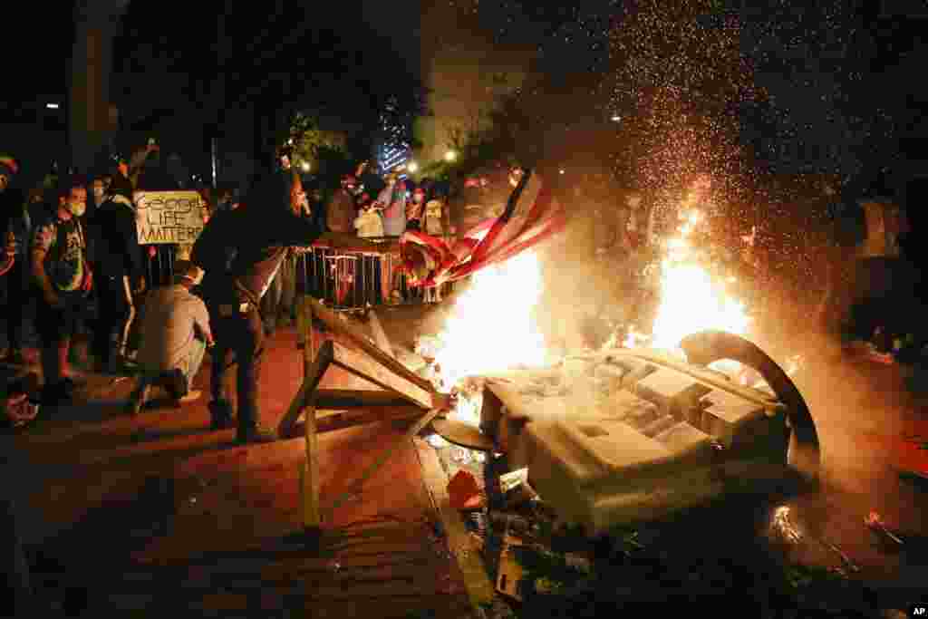 حکام نے بدامنی کا مرکز بننے والے شہروں واشنگٹن ڈی سی، ہیوسٹن، منیاپولس اور لاس اینجلس میں رات کا کرفیو نافذ کیا ہے۔