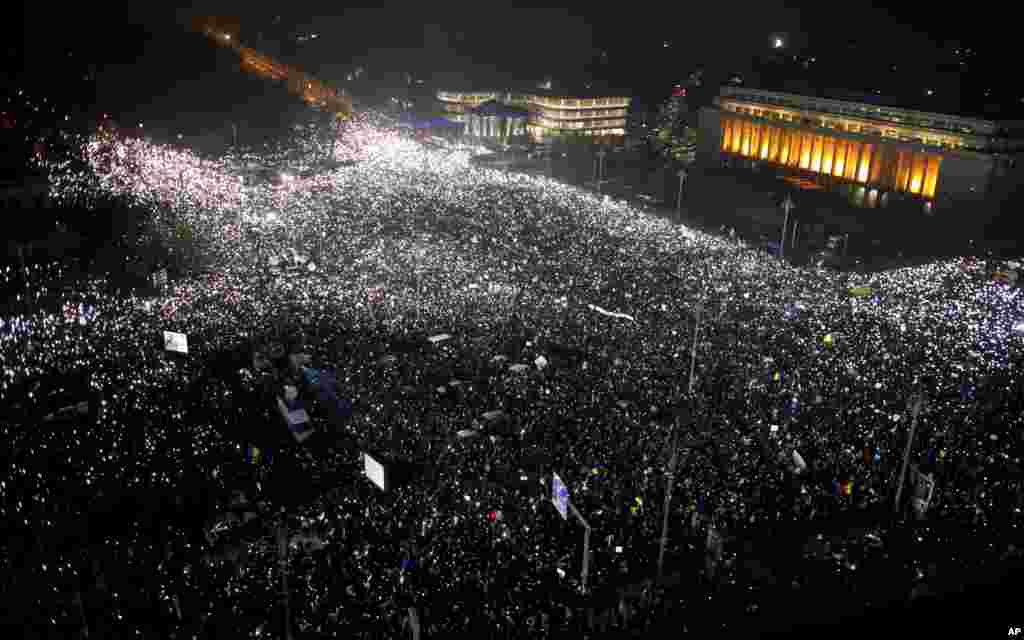 Tens of thousands of people gather for a demonstration in front of the government building in Bucharest, Romania, Feb. 5, 2017. Romania's government met to repeal an emergency decree that decriminalizes official misconduct, a law that has prompted massive protests at home and widespread condemnation from abroad. 