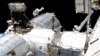 Astronaut Majk Hopkins radi na spoljašnosti Evropske laboratorije Međunarodne svemirske stanice, 27. januara 2021. Hopkins i Viktor Glover izveli su još jednan izalazak u svemir 13. marta 2021. (Foto: NASA)