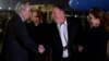 Državni sekretar SAD Majk Pompeo i njegova supruga Suzan pozdravljaju se sa predstavnikom Ministarstva spoljnih poslova Egipta Redom Habibom Ibrahimom Zakijem i otpravnikom poslova ambasade SAD Tomom Goldbergerom, nakon dolaska u Kairo, 9. januar 2019.