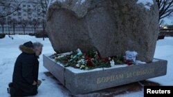 Stanovnici Sankt Peterburga ispred spomenika žrtvama političke represije (Foto: Reiters)