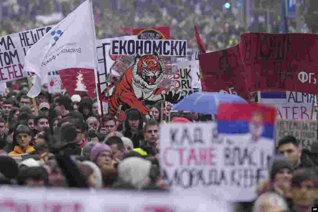 Protest u Beogradu (AP Photo/Darko Vojinovic)