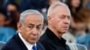 အစ္စရေးဝန်ကြီးချုပ် Benjamin Netanyahu (ဝဲ) နဲ့ ကာကွယ်ရေးဝန်ကြီး (ဟောင်း) Yoav Gallant တို့ကို နှစ် ၇၀ ပြည့် တပ်မတော်အခမ်းအနားနေ့မှာ တွေ့ရစဥ်။ (အောက်တိုဘာ ၃၁၊ ၂၀၂၄) 