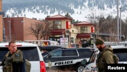 Policija na mestu pucnjave u supermarketu King Supers u Bolderu u Koloradu, 22. marta 2021.