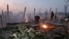 Sejumlah pengungsi Rohingya mengais-ais puing-puing rumah mereka yang hangus terbakar api di kamp Ukhia, Cox's Bazaar pada Minggu, 7 Januari 2024. (Foto: AFP)