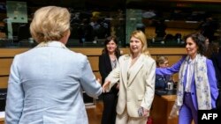 Potpredsednica ukrajinske vlade Olga Stefanišina, u sredini, rukuje se sa hrvatskim državnim sekretarom za evropska pitanja Andrejom Metelko Zgombić pre početka razgovora o pridruživanju Ukrajine EU u Luksemburgu 25. juna 2024. (Foto: Jean-Christophe Verhaegen / AFP)