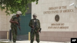 Para polisi Kenya tampak berjaga di luar Kedutaan Besar AS di Port-au-Prince di Haiti, pada 5 Juli 2024. (Foto: AP/Odelyn Joseph)