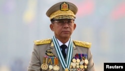 Kepala junta militer Myanmar, Jenderal Senior Min Aung Hlaing, yang menggulingkan pemerintah terpilih melalui kudeta pada 1 Februari, memimpin parade militer pada Hari Angkatan Bersenjata di Naypyitaw, Myanmar, 27 Maret 2021. (Foto: Reuters)