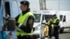 Arhiva - Austrijski policajci proveravaju vozila na mađarsko-austrijskoj granici, nedaleko od Nikelsdorfa, 70 kilometara jugoistočno od Beča, 25. aprila 2016.