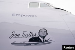 Umetničko delo na poslednjem avionu 747 odaje počast Džou Sateru, koji je bio glavni inženjer za Boing 747, Everet, Vašington, 31. januar 2023. (Foto: Reuters/David Ryder)