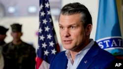 Američki sekretar za odbranu Pit Hegset obraća se novinarima u Štutgartu (Foto: AP/Michael Probst)