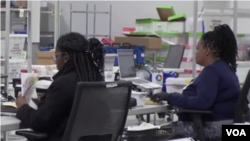 Kantor pusat Pendaftaran Pemilih dan Pemilihan Umum Gwinnett County di negara bagian Georgia, para pekerja sudah memindai beberapa ratus ribu surat suara yang diserahkan terlebih dahulu melalui pos dan pemilih awal. (VOA)