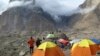 پاکستانی حکام کا دعویٰ ہے کہ نئی ویزا پالیسی سے سیاحوں کو پاکستان آنے میں آسانی ہو گی۔ 
