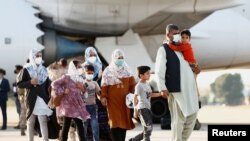 عکس: شماری از افغانهایی که از افغانستان به یک پایگاه نظامی در اسپانیا انتقال داده شدند. ( آرشیف صدای امریکا)