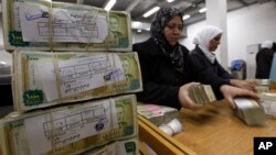 پوند سوری در جریان سال‌ها جنگ در سوریه و معروض بودن آن کشور با تحریم‌ها به شدت ارزش خود را در مقابل اسعار خارجی باخته است. 