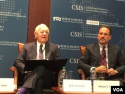 美国哥伦比亚广播公司电视主持人谢弗（左）与国际与战略研究中心亚洲事务副总裁格林在研讨会上 (美国之音莉雅拍摄)
