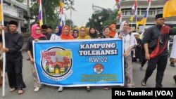 Pawai dari Kampung Toleransi Paledang ikut meramaikan Parade "Bandung Rumah Bersama" di kota Bandung, Jawa Barat. (Foto dok: Rio Tuasikal/VOA)
