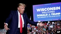 Bivši predsednik Donald Tramp na predizbornom mitingu u Vokeši u Viskonsinu, 2. aprila 2024. (Foto: AP/Morry Gash)