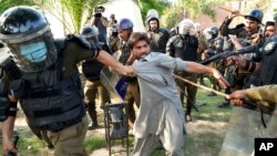 پولیس پاکستان هنگام دستگیری یکی از حامیان عمران خان، صدراعظم پیشین پاکستان