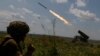Ukrajinski vojnik ispaljuje raketu iz sistema BM-21 Grad na liniji fronta u regionu Zaporožja, 25. juna 2023. (foto: Radio Slobodna Evropa/Rojters/Serhii Nuzhnenko)
