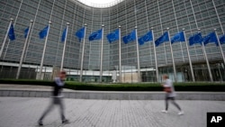 ARHIVA - Zastave Evropske unije vijore se ispred sedišta Evropske komisije u Briselu, 20. septembra 2023. (Foto: AP/Virginia Mayo)