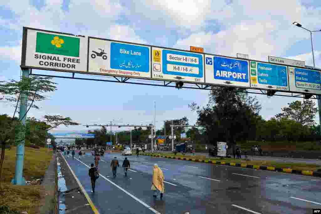 تحریک لبیک پاکستان نے اتوار کو راولپنڈی میں لیاقت باغ کے قریب ریلی نکالی۔ مظاہرین نے اسلام آباد کی جانب مارچ شروع کیا تو پولیس کے ساتھ جھڑپیں شروع ہو گئیں۔ 