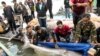 ອກະສານສະບັບນີ້ຈາກອົງການ USAID Wonders of the Mekong ທີ່ໄດ້ຈັດຂຶ້ນໃນວັນທີ 10 ທັນວາ 2024 ແລະ ເຜີຍແຜ່ໃນວັນທີ 13 ທັນວາ 2024 ສະແດງໃຫ້ເຫັນຄົນຖືປາບຶກໃຫຍ່ໃນແມ່ນໍ້າຂອງ ຢູ່ແຂວງ ຕະບຸງ ຂະມຸມ ຂອງກຳປູເຈຍ.