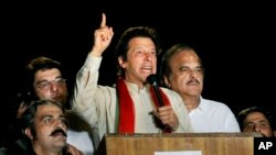  تحريک انصاف په دوهم نومبر دپاناما اسنادو کې دوزيراعظم نوازشريف دکورنۍ دنومونو دراتللو او بدعنوانۍ په ضد داسلام اباد دبندولو او احتجاج کولو منصوبه لري، دتحريک انصاف مشر عمران خان غوښتنه کوي چې وزيراعظم نوازشريف دې يا خو استعفا ورکړي او يا دې ځان احتساب لپاره وړاندې کړي.
