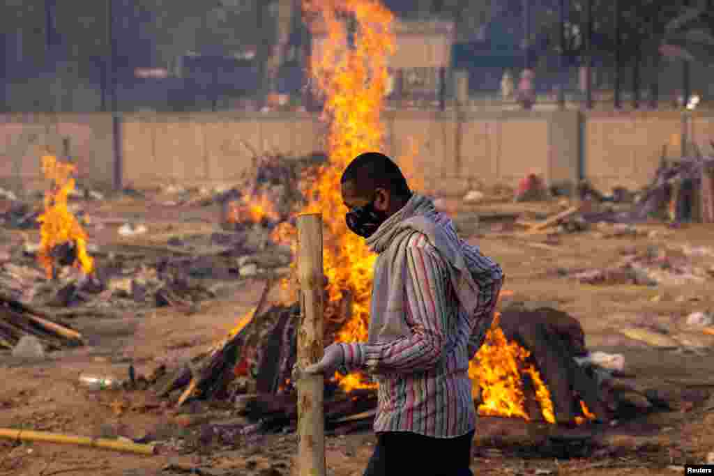کرونا سے مرنے والے کو گھروں میں بھی زیادہ دیر تک نہیں رکھا جا سکتا اس لیے لوگ جلد از جلد آخری رسومات ادا کر دینا چاہتے ہیں۔ 