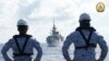 Pelaut Filipina mengamati HMCS Montreal milik Kanada selama Kegiatan Kerja Sama Maritim Multilateral (MMCA) gabungan Filipina, AS, Kanada, dan Australia di Laut Cina Selatan. (Angkatan Bersenjata Filipina/AFP)