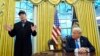 Prezidan Donald Trump koute pandan Elon Musk pale nan Biwo Oval Lamezonblanch la, 11 Fevriye 2025 nan Washington. 