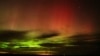 Aurora borealis, takođe poznata kao polarna (severna) svetlost, vidi se na noćnom nebu u ranim jutarnjim satima 24. aprila 2023. godine, u blizini Vaštane u Vašingtonu.