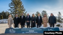 Group photo of top diplomats from Britain, Canada, France, Germany, Italy, Japan and the United States meeting in Charlevoix, Quebec. (Courtesy: G7)