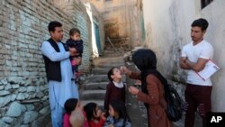 کابل: بچوں کو پولیو کے قطرے پلائے جا رہے ہیں۔ 29 جون، 2021ء (فائل فوٹو) 